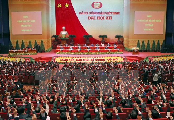 Các đại biểu biểu quyết thông qua Nghị quyết Đại hội XII Đảng Cộng sản Việt Nam. (Nguồn: TTXVN)