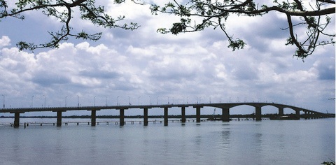Cầu Cổ Chiên tuyến quốc lộ 60 bắc qua sông Cổ Chiên nối liền 2 tỉnh Bến Tre- Trà Vinh. Đây cũng là công trình chào mừng 40 năm ngày thống nhất đất nước.