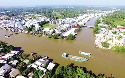 Thị trấn Tam Bình với lợi thế có đường thủy quốc gia đi qua. Ảnh: NVH