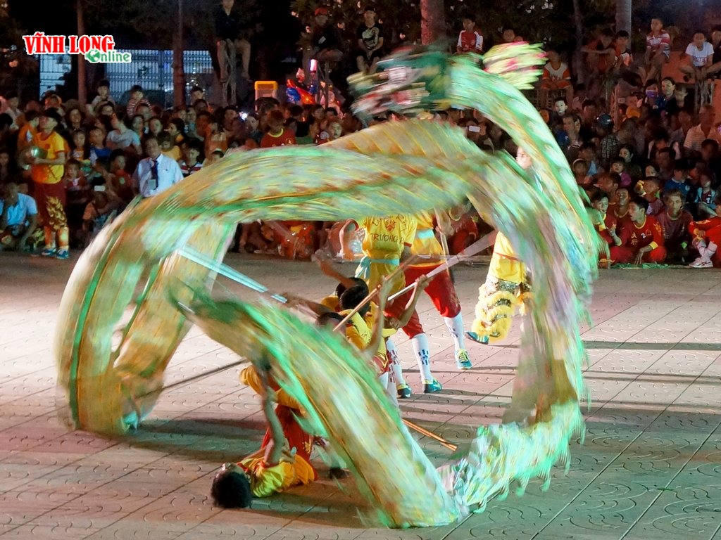 Múa rồng nghệ thuật tại Giải lân- sư- rồng Vĩnh Long năm 2016.