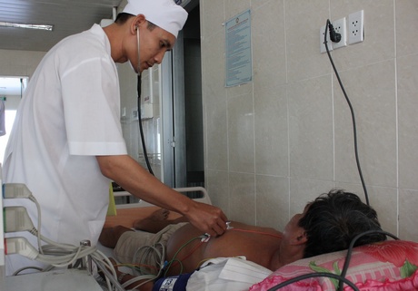 .Bác sĩ Phan Văn Phen thăm khám cho bệnh nhân tại khu vực cấp cứu.