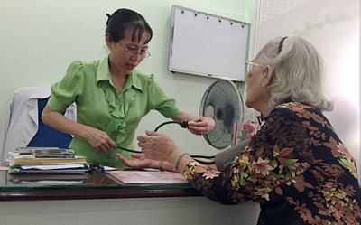  Bác sĩ Hồ Phạm Thục Lan đang khám bệnh cho bệnh nhân - Ảnh: Lam Xuân