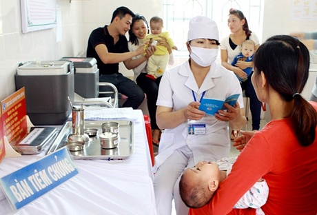 Người dân đưa trẻ đến các cơ sở y tế uy tín để tiêm vắc-xin.