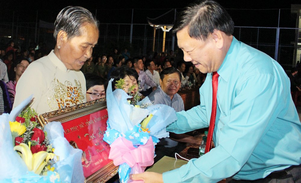  Bí thư Tỉnh ủy- Trần Văn Rón trao quà tri ân cho Mẹ Việt Nam anh hùng Phan Thị Diễn.