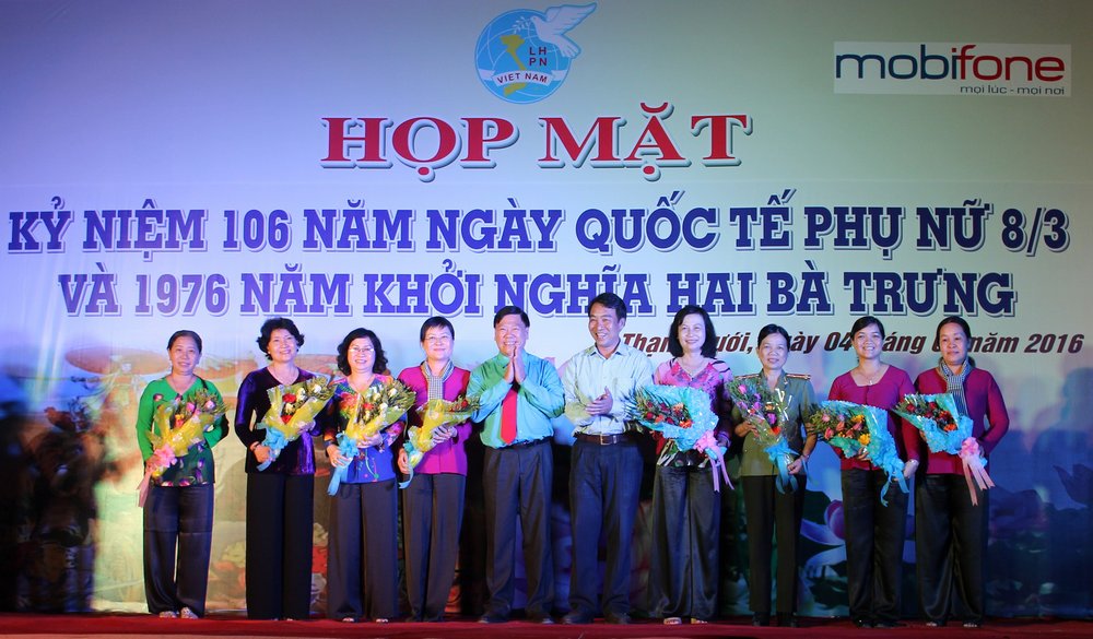 Bí thư Tỉnh ủy- Trần Văn Rón và ông - Phó Chủ tịch UBND tỉnh- Lữ Quang Ngời tặng hoa cho lãnh đạo nữ của tỉnh.