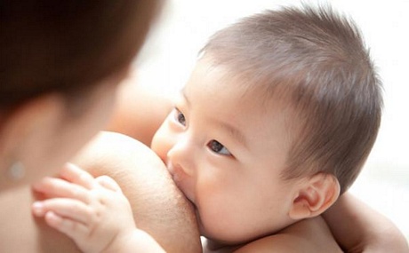 “Sữa mẹ là nguồn dinh dưỡng tốt nhất cho trẻ sơ sinh và trẻ nhỏ”. Ảnh internet