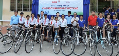 - Đại diện Báo Tuổi Trẻ và lãnh đạo địa phương trao tặng xe đạp cho học sinh nghèo tại huyện Vũng Liêm.