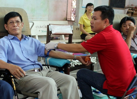 Ông Chu Văn Ninh- Chủ tịch Công đoàn Viên chức tỉnh Vĩnh Long đã nhiều lần tham gia hiến máu.