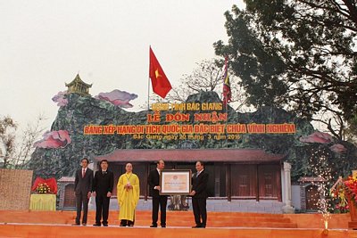 Phó Thủ tướng Chính phủ Nguyễn Xuân Phúc trao Bằng công nhận Di tích Quốc gia đặc biệt cho chùa Vĩnh Nghiêm