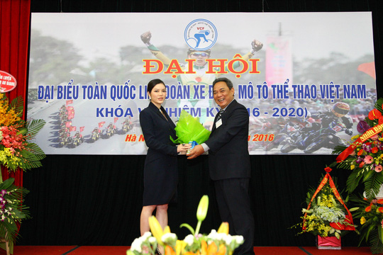 Lý Nhã Kỳ đang nhận hoa chúc mừng từ ông Ngô Quang Vinh - Phó Chủ tịch Liên đoàn Xe đạp Mô tô Việt Nam - Ảnh: Huỳnh Văn Thuận