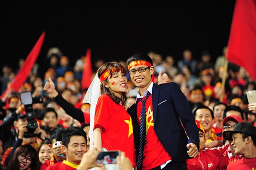 Niềm vui của đôi bạn trẻ khi đội tuyển Việt Nam dẫn 3-1