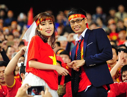 Cặp đôi hạnh phúc mừng chiến thắng của tuyển Việt Nam.
