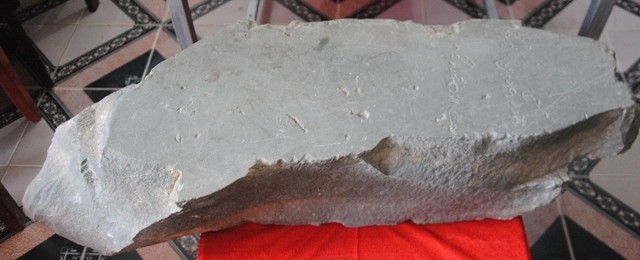 Một tảng đá có ghi chữ được phát hiện trong đợt khai quật