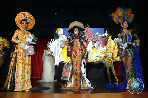 Chiếc áo dài dân tộc của Việt Nam, với họa tiết trống đồng và hoa đào đặc trưng, được Khả Trang trình diễn trước ban giám khảo và vào Top 3 trang phục đẹp nhất đêm thi.