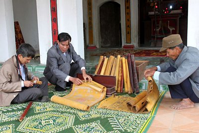 Các đạo sắc phong đang được lưu giữ, bảo quản cẩn thận tại nhà thợ họ Nguyễn Bá