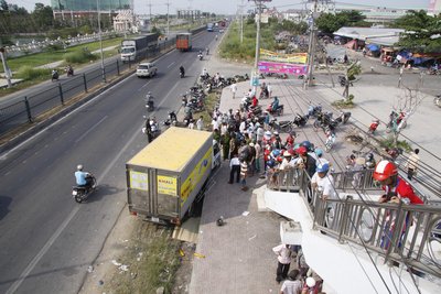 Vụ tai nạn thương tâm xảy ra vào chiều ngày 23/3 tại cầu vượt đi bộ Khu công nghiệp Hòa Phú, do tài xế ngủ gục.