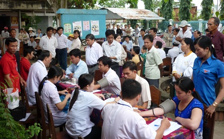 Đông đảo người dân đăng ký tham gia hiến máu tại xã Thới Hòa.
