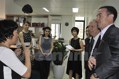 Ông Evgueni Stoytchev, Đại sứ đặc mệnh toàn quyền nước Cộng hòa Bulgaria tại Việt Nam (thứ 2 từ phải sang) có mặt trong buổi khai trương văn phòng giao dịch của Visa Free Europe. (Ảnh: VFE)