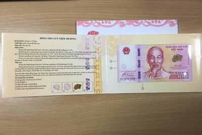  Những tờ tiền lưu niệm 100 đồng đã xuất hiện tại TP HCM trước thời điểm mở bán đến 10 ngày. Ảnh: Zen Nguyễn