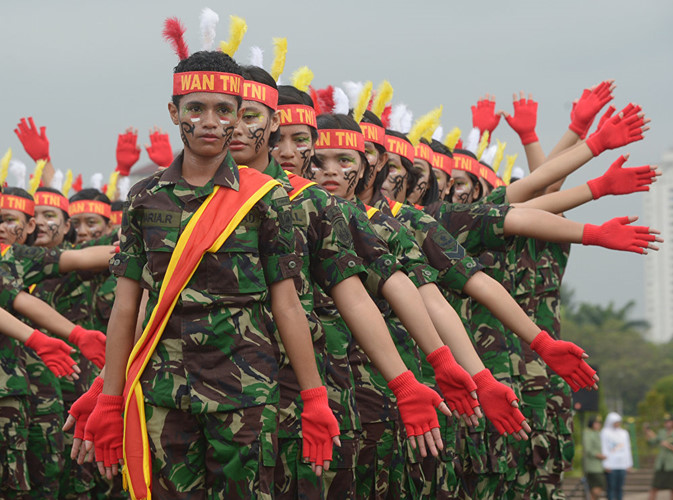 Nữ thanh niên trong lực lượng vũ trang Indonesia dự lễ diễu binh Ngày 22/4/2013. (ảnh: AFP)