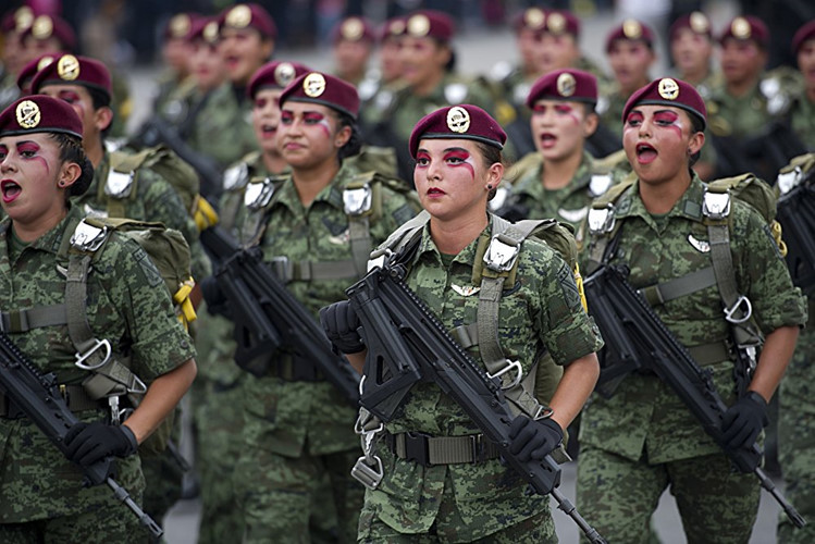Lính dù nữ Mexico dự Ngày độc lập 16/9/2015