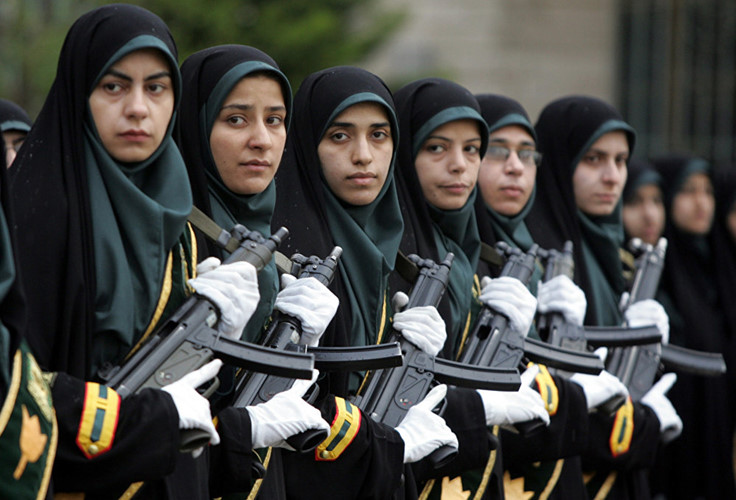 Nữ cảnh Iran trong lễ diễu binh 11/3/2006. (ảnh: AFP)
