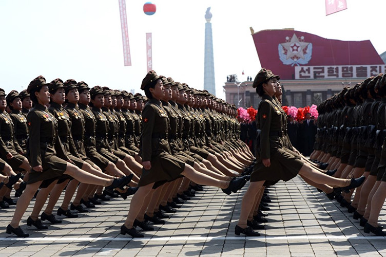 Lính nữ Triều Tiên diễu binh kỷ niệm 100 năm ngày sinh Nhà lãnh đạo quá cố Kim Nhật Thành năm 2012. (ảnh: AFP)