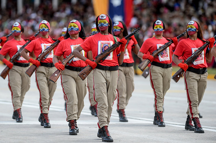 Lính nữ Venezuela diễu binh Ngày Độc lập 5/7/2015. (ảnh: AFP)