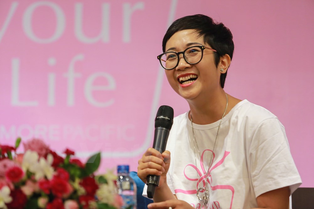 Chị Vũ Thị Lan Hương (32 tuổi) mắc bệnh ung thư vú cách đây 5 năm chia sẻ, nhờ có chương trình chị đã trở nên vui vẻ, yêu đời hơn trước.