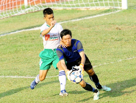 Vĩnh Long (áo xanh) thất bại 0-2 ngay trên sân nhà trước Mancons Sài Gòn.