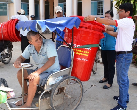 Những thùng nước nghĩa tình được trao cho bà con tại xã Thanh Bình (Vũng Liêm).