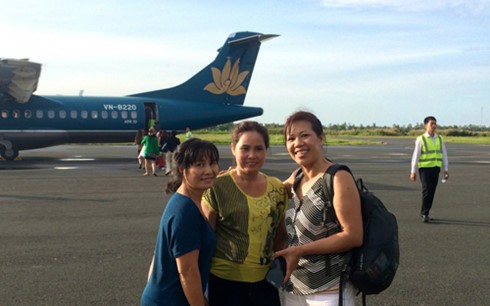 Bà Ngoc Bich Ha (phải) cùng hai người bạn Tot và Mai chuẩn bị lên máy bay trong một chuyến du lịch đến Huế. (Ảnh: Cecilia Tran)