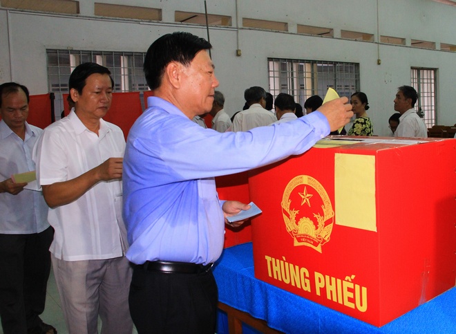 Bí thư Tỉnh ủy Vĩnh Long Trần Văn Rón đến dự lễ khai mạc và tham gia bỏ lá phiếu đầu tiên.