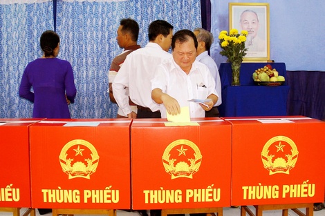 Ông Nguyễn Văn Quang bỏ phiếu bầu cử thực hiện quyền công dân của mình.