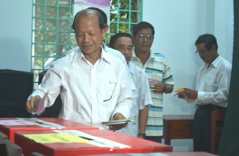 Ông Trương Văn Sáu- Phó Bí Thư Thường trực Tỉnh ủy, Chủ tịch HĐND tỉnh là một trong những cử tri có mặt sớm nhất tại điểm bỏ phiếu và bỏ lá phiếu đầu tiên