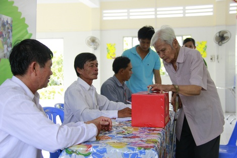 Cử tri là người già neo đơn đang được chăm sóc tại Trung tâm Bảo trợ xã hội tỉnh (xã Phú Quới- Long Hồ) được nhân viên điểm bầu cử mang thùng phiếu đến tận nơi để bỏ phiếu.