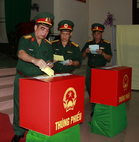 Đại tá Nguyễn Quốc Dũng- Ủy viên Thường vụ Tỉnh ủy, Chỉ huy trưởng Bộ Chỉ huy Quân sự đại diện cán bộ, chiến sĩ lực lượng vũ trang bỏ lá phiếu đầu tiên.
