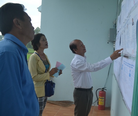 Ông Trương Văn Sáu- Phó Bí thư Thường trực Tỉnh ủy- Chủ tịch HĐND tỉnh kiểm tra công tác bầu cử tại các địa phương.
