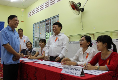 Bí thư Tỉnh ủy Trần Văn Rón thăm khu vực bỏ phiếu số 3 (khu 3, thị trấn Trà Ôn).