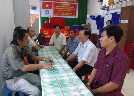 Chủ tịch UBND TP Vĩnh Long Nguyễn Trung Kiên đến kiểm tra tiến độ bầu cử tại khóm Hưng Đạo Vương (Phường 1). Điểm bầu cử này đã hoàn thành 100% cử tri bầu cử.