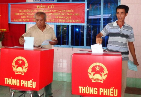 Cử tri ấp Hòa Quý, xã Hòa Ninh, Long Hồ đi bầu cử.