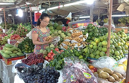Trái cây Thái xuất hiện ngày càng nhiều trên các sạp bán trái cây tại Việt Nam. Ảnh: QH