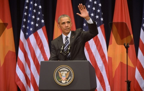 Tổng thống Obama vẫy tay chào những người có mặt tại Trung tâm Hội nghị Quốc gia trước khi phát biểu. Ảnh AP