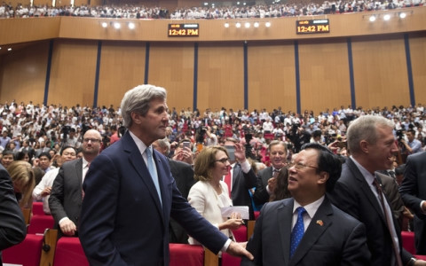 Ngoại trưởng Mỹ John Kerry (ngoài cùng bên trái) đứng lên khi được Tổng thống Obama nhắc đến trong bài phát biểu. Ảnh Reuters 