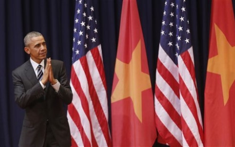 Tổng thống Obama chào tạm biệt những người có mặt tại Trung tâm Hội nghị Quốc gia. Ảnh AP