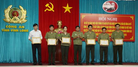 Đại tá Nguyễn Văn Hiểu- Phó Giám đốc Công an tỉnh- trao giấy khen cho các tập thể, cá nhân đã có thành tích xuất sắc trong công tác quản lý xuất nhập cảnh đối với người nước ngoài ở địa phương.