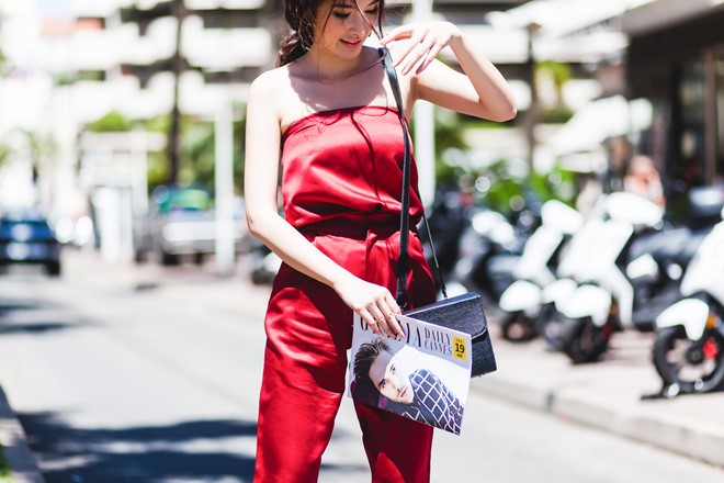 Đơn sắc, kiểu dáng tối giản là lựa chọn hàng đầu của người đẹp khi xuống phố. Bộ jumpsuit đỏ rực bắt mắt giữa trời Tây được stylist lựa chọn nhằm tôn lên làn da trắng và vóc dáng thanh mảnh của nữ diễn viên.