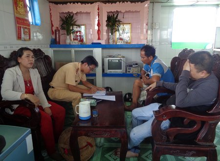 Cơ quan chức năng làm việc với chủ sà lan và gia đình chị Nguyễn Thị Út.