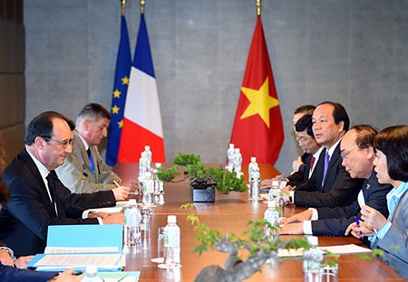 Thủ tướng Nguyễn Xuân Phúc (thứ 5 từ phải qua) chụp ảnh chung với các nhà lãnh đạo dự Hội nghị Thượng đỉnh G-7 mở rộng