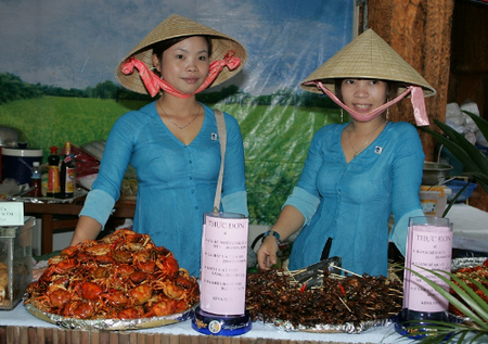 Những cô gái mặc áo bà ba, đội nón lá, bày bán sản vật làm nức lòng những người dân Nam Bộ xa quê.